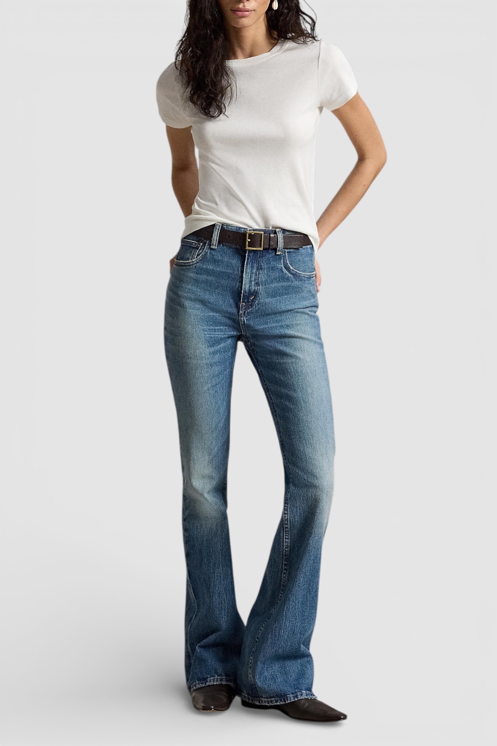 תמונת כל הלוק של מכנסי ג'ינס בגזרה מתרחבת